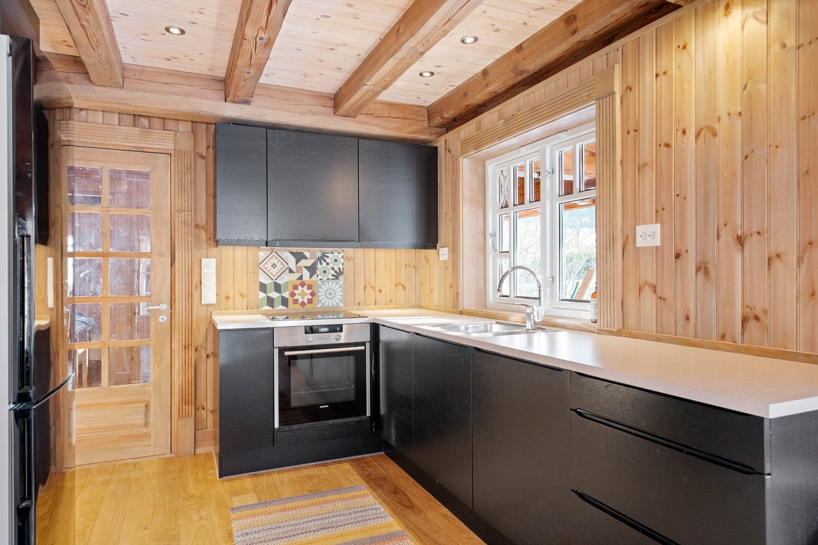 HTH kjøkken med god skap- og benkeplass Galleribilde