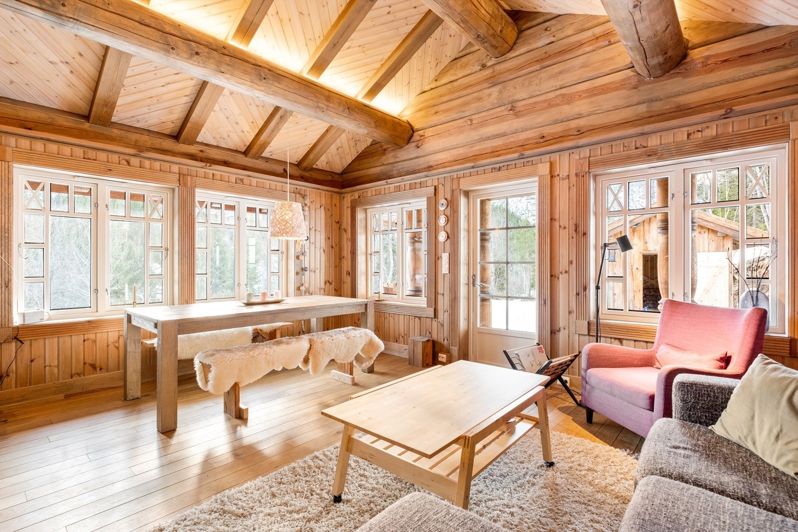 Romslig stue med god takhøyde og mye lysflater Galleribilde