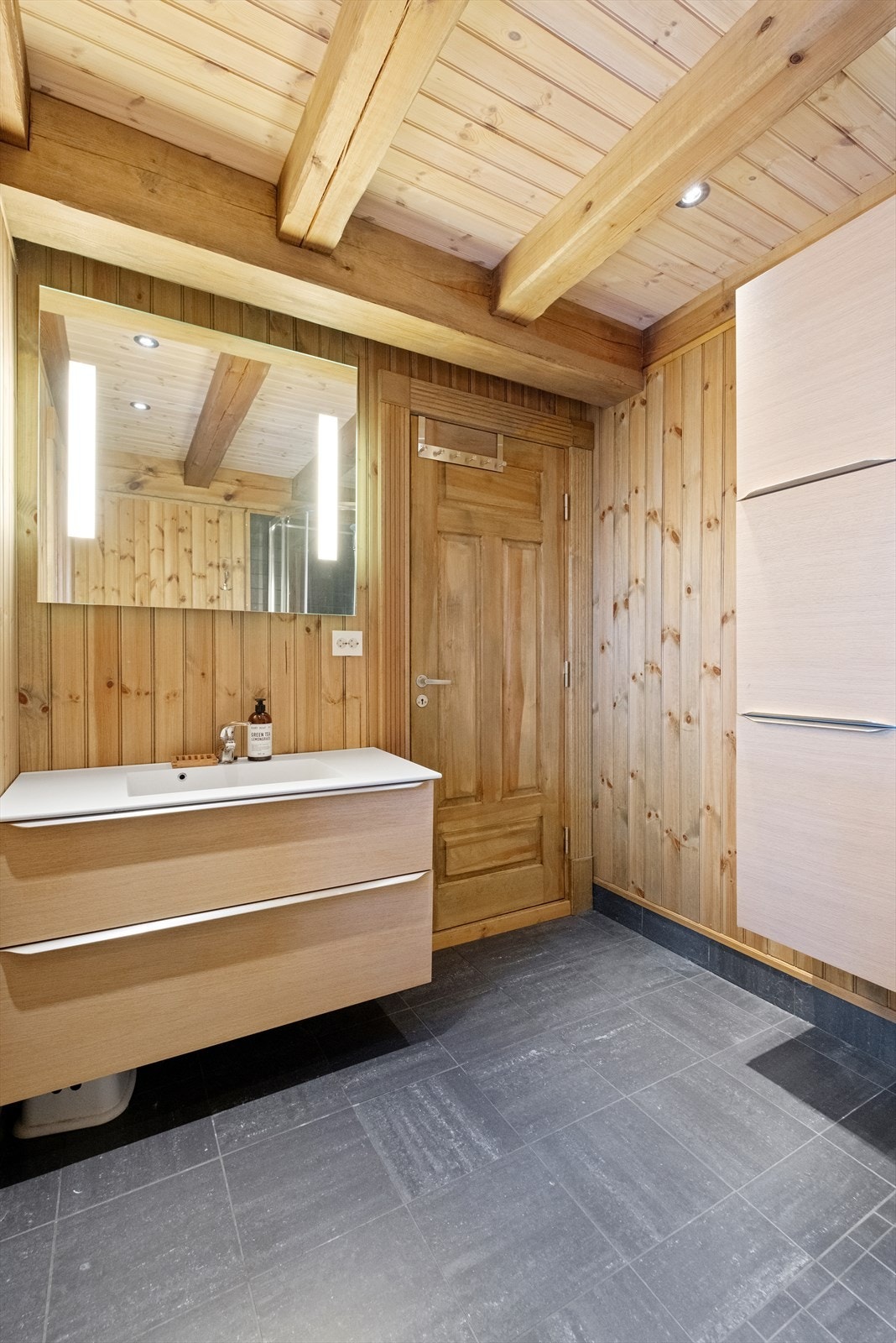 Flislagt gulv med varmekabler i gulvet Galleribilde