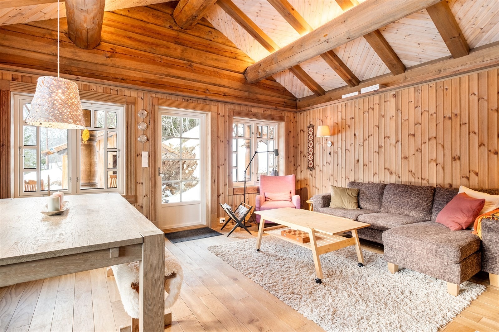 Fra stue er det utgang til overbygget terrasse Galleribilde