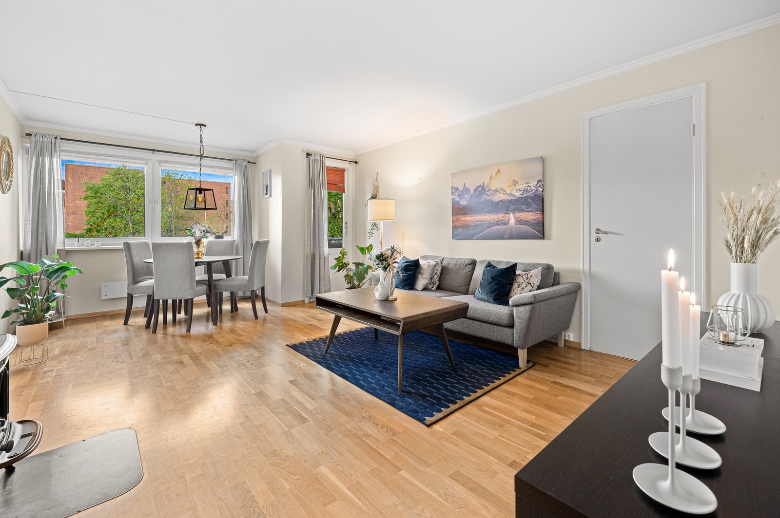 Leiligheten har en gjennomlys og trivelig stue på 25m². Galleribilde