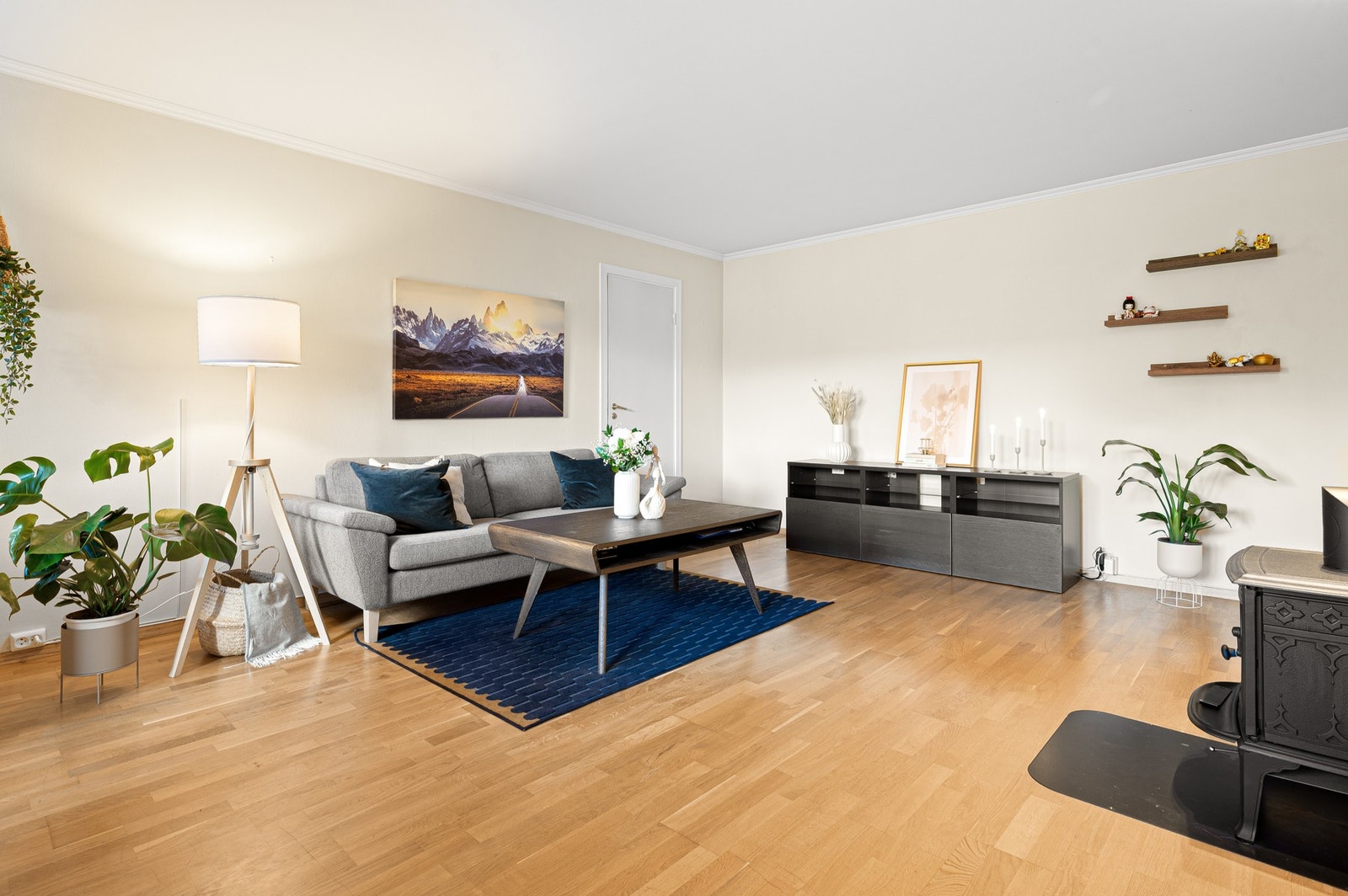 På stuen er det god plass til flere sittegrupper, stue- spise- og TV-bord. Galleribilde