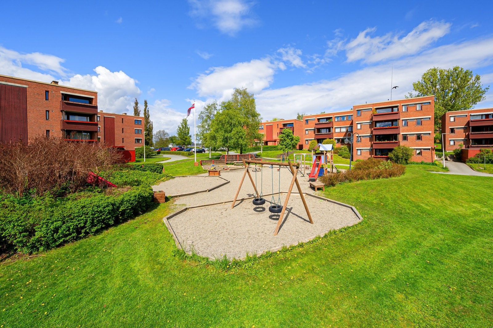 Flotte fellesarealer som er hyppig i bruk av beboeren i borettslaget. Det er også rikelig med parkeringsplasser. Galleribilde