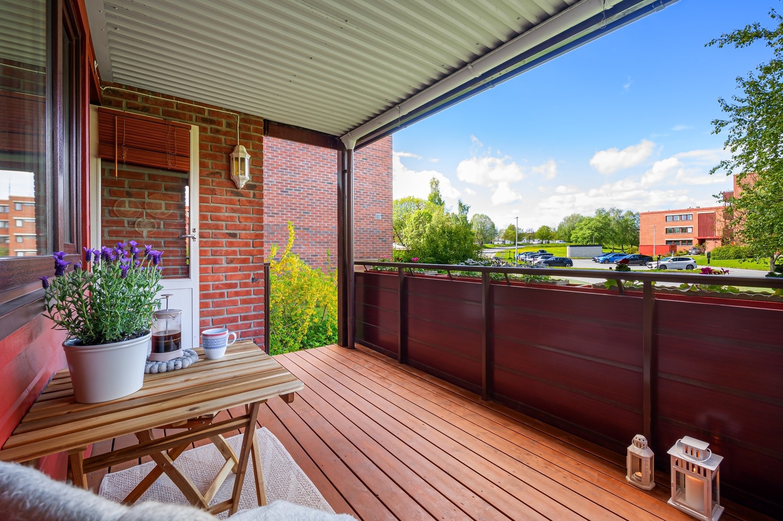 Balkongen er vestvendt og har god plass til ønsket møblement Galleribilde