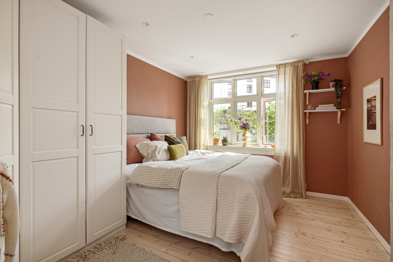 Soverommet har god plass til stor dobbeltseng på 180cm og tilhørende soveromsmøblement. Galleribilde