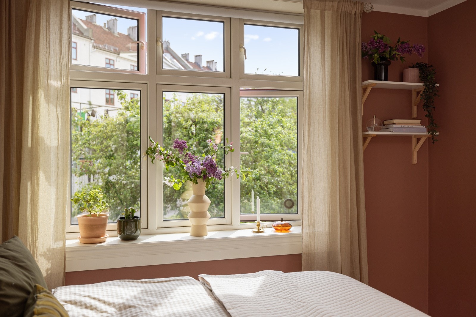 Flott utsyn fra sengen til et epletre. Disse kan beboerne plukke. Galleribilde