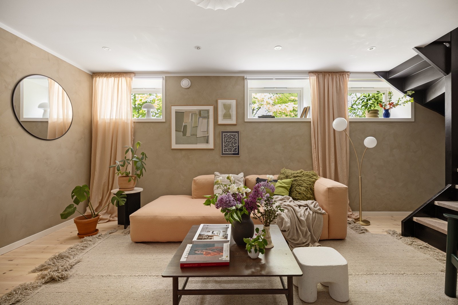 3 vinduer på rad og rekke bidrar til å åpne opp og slipper lyset inn. Vinduene er fra 2015 og har ekstra dyp vinduskarm for dekorasjon. Galleribilde