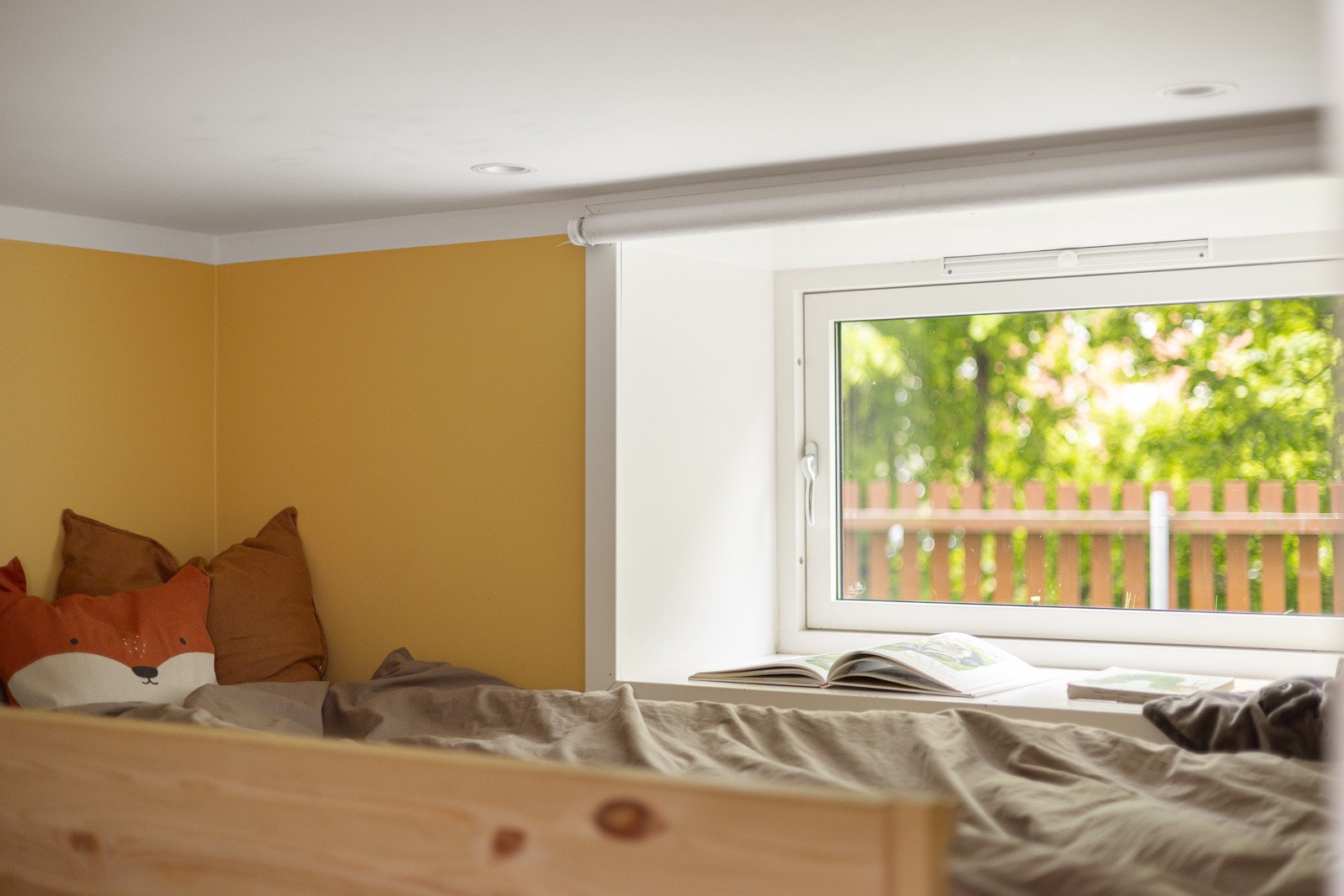 Soverommet nede har vindu ut mot forhagen utenfor. Galleribilde