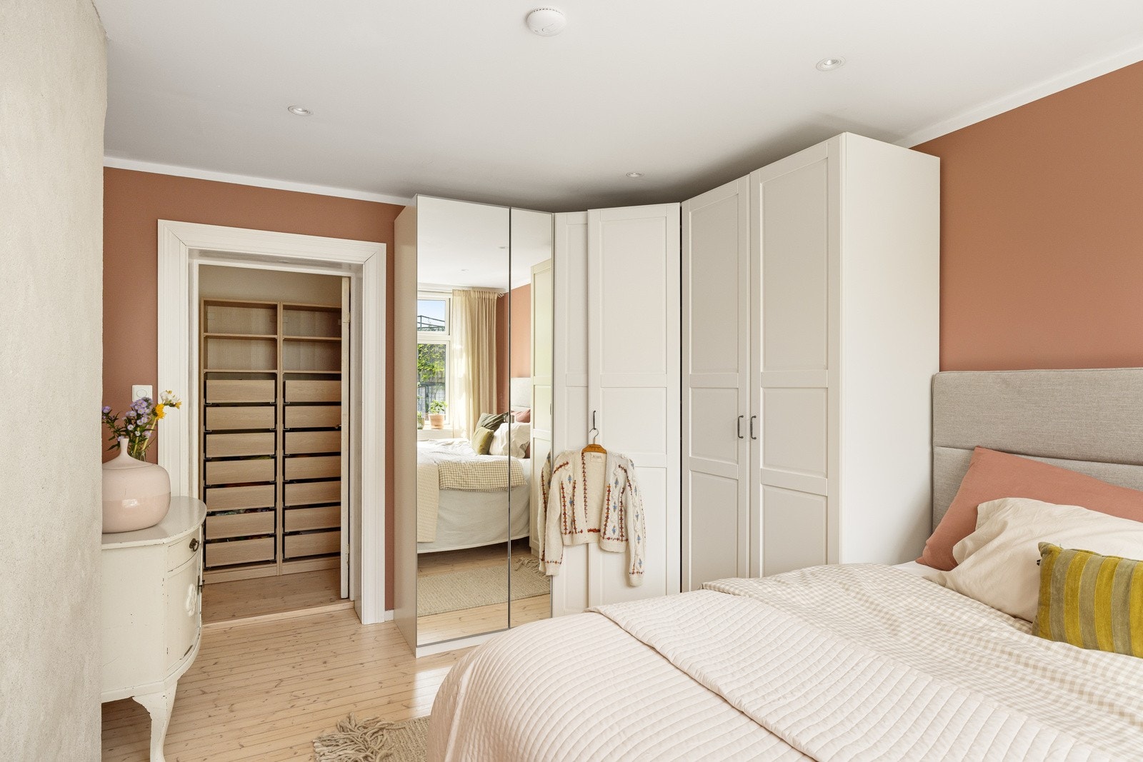 Flere garderobeskap gir rikelig med lagringsplass på dette soverommet. Galleribilde