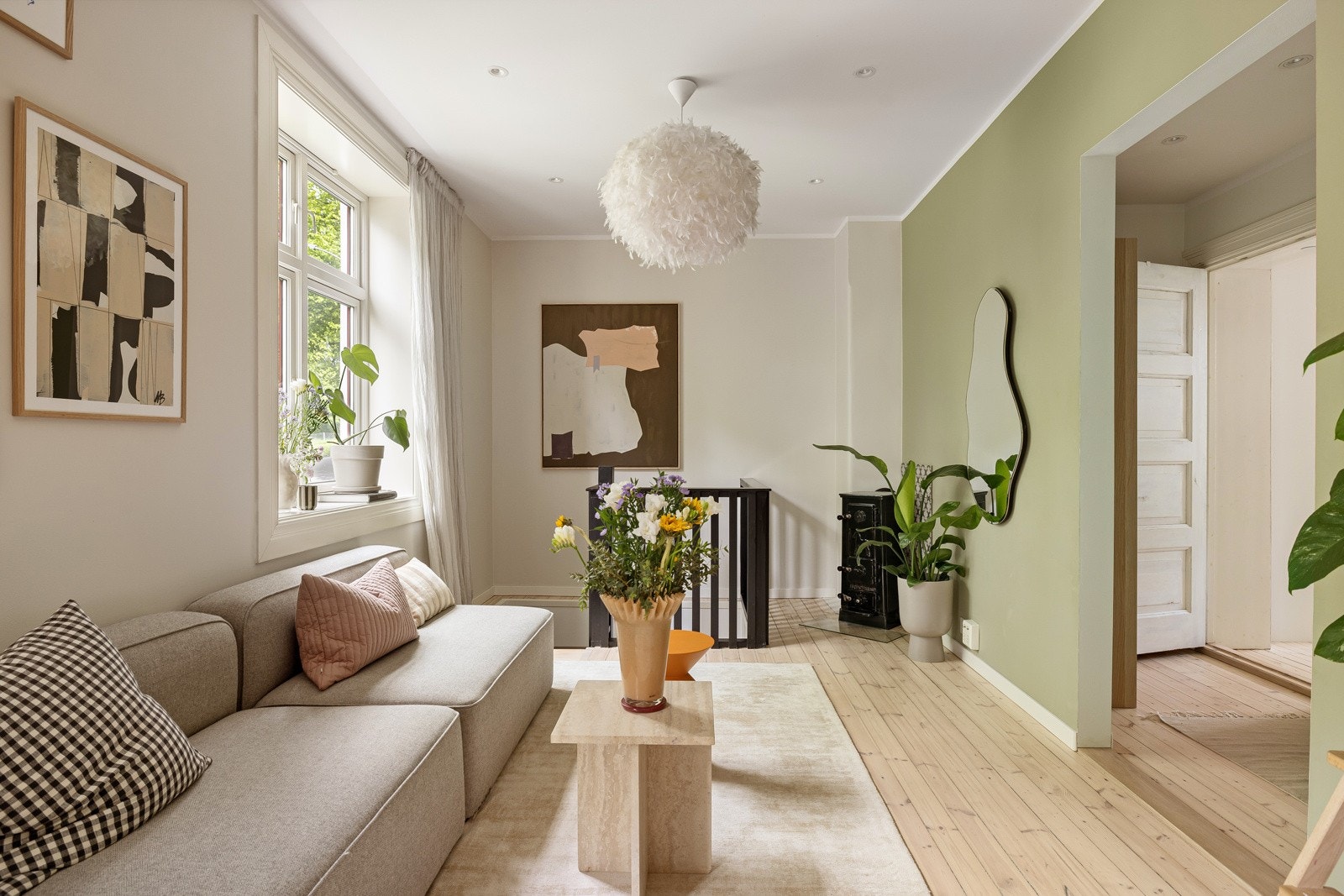 Den generøse takhøyden på 2,7m og de store vindusflatene åpner virkelig opp og gir en god romfølelse i denne etasjen. Vinduene i 1. etasje er fra 2004. Galleribilde