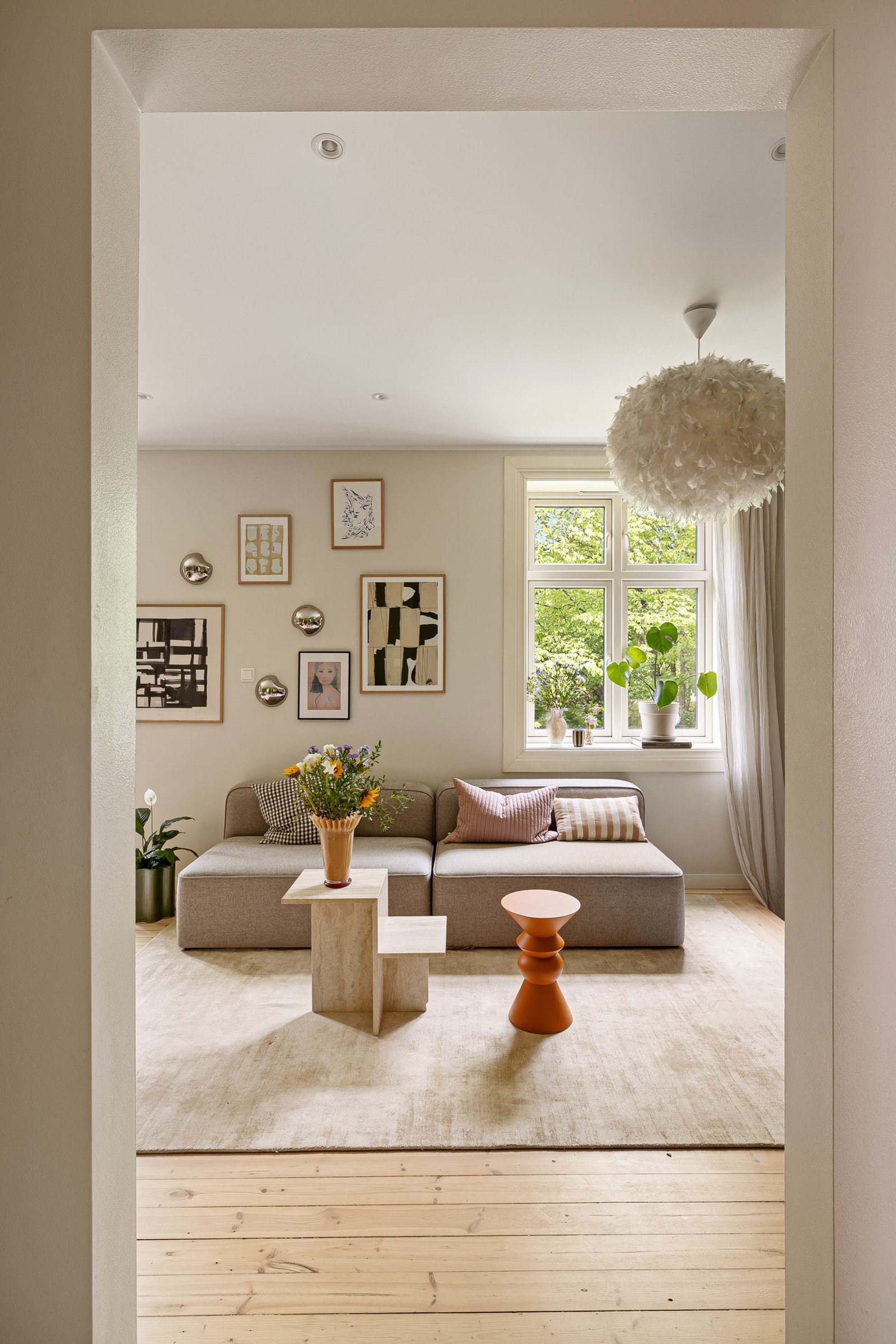 De originale tregulvene går igjen i alle rom og er nylig slipt ned og behandlet. Galleribilde