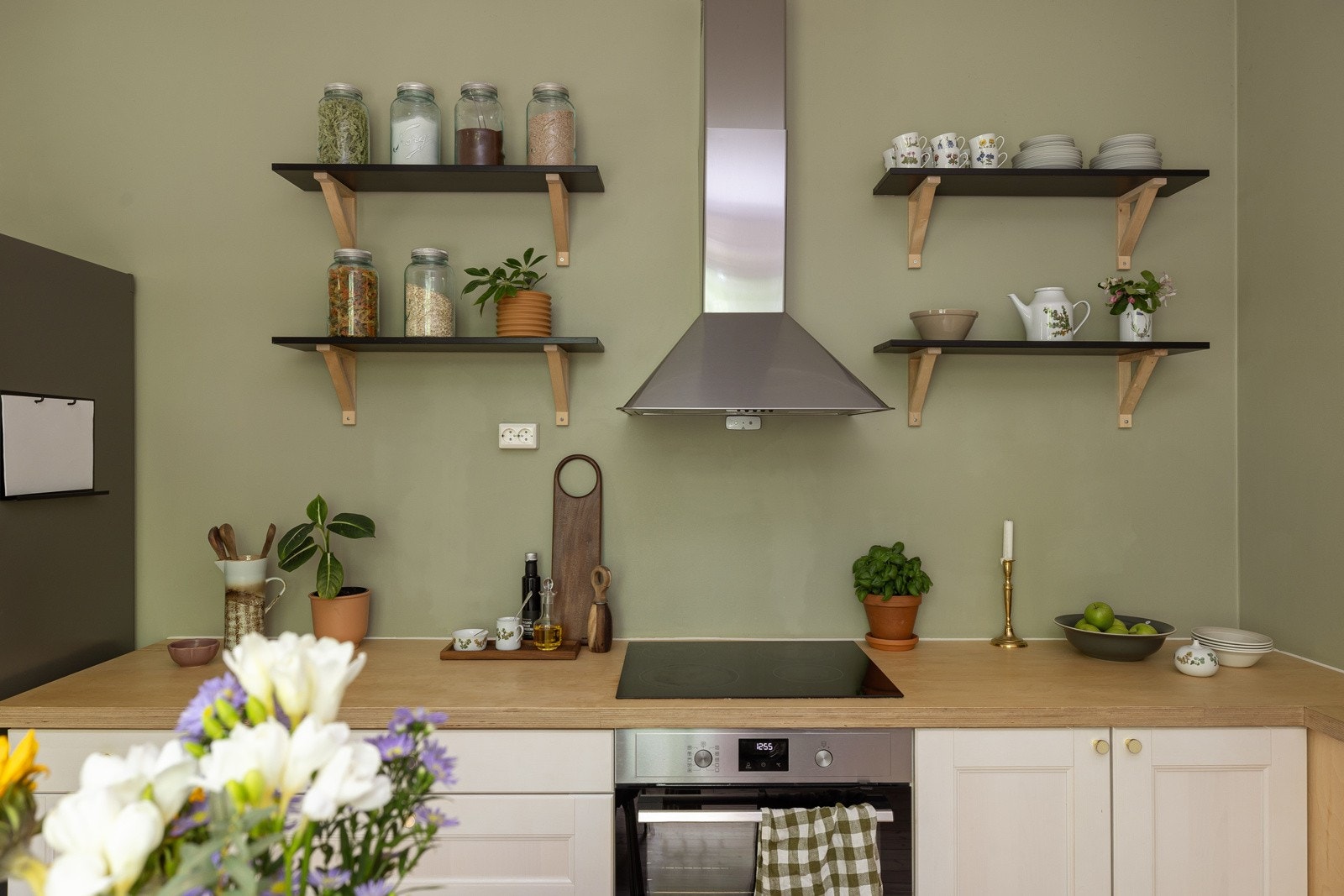 De åpne hyllene gir ekstra lagring og karakter til kjøkkenet. Hvitevarer som integrert komfyr med koketopp, oppvaskmaskin og frittstående kjøleskap med frys medfølger salget. Galleribilde