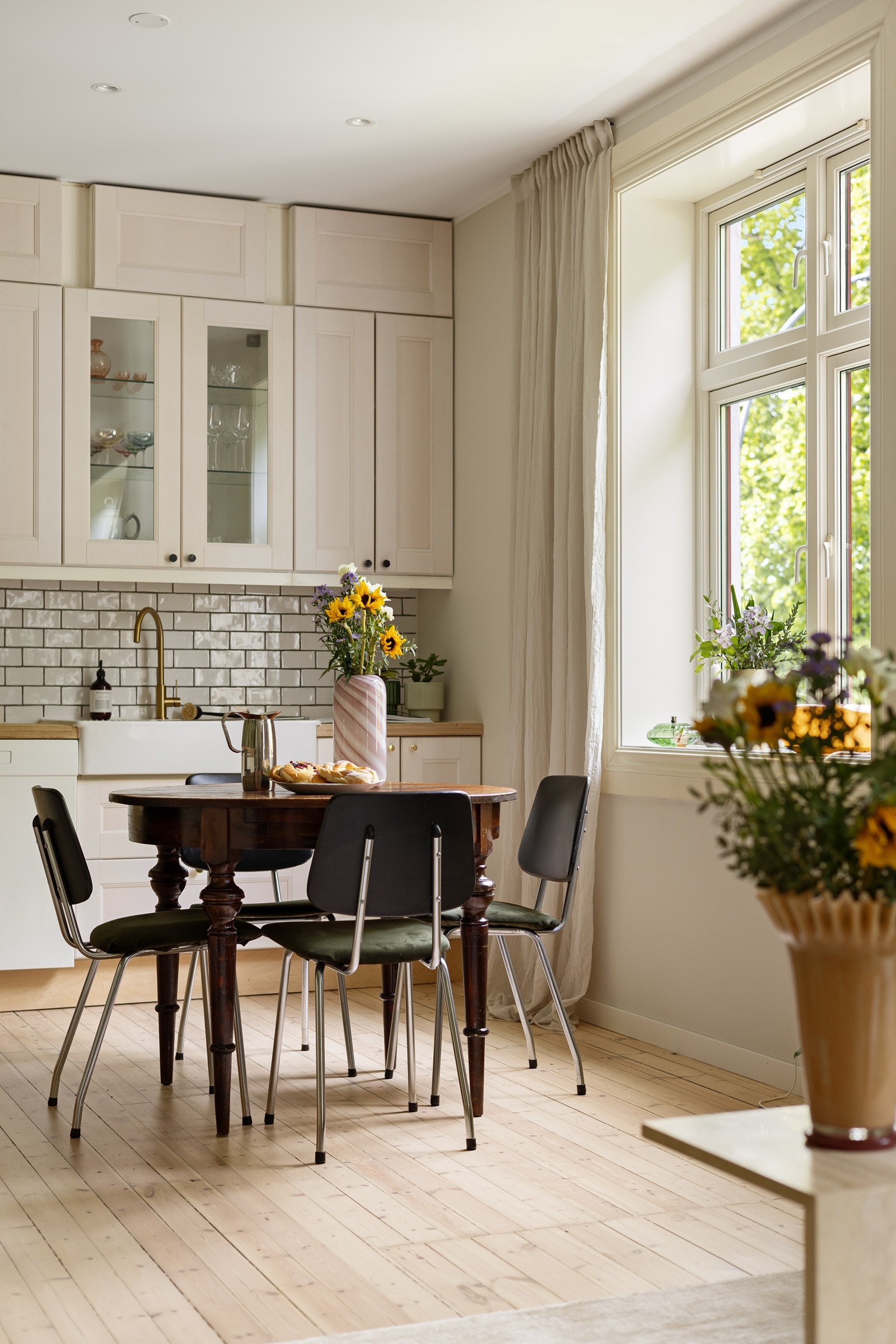 På kjøkkenet er det godt med benkeplass og den gode takhøyden er godt utnyttet med flere skap. Galleribilde