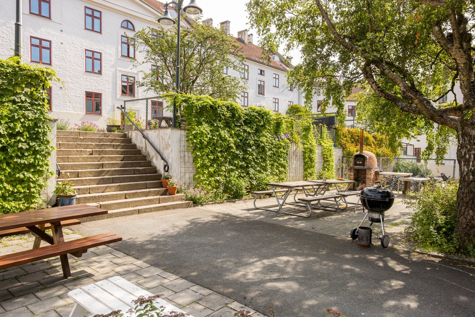 Rosenhoff kvartal lll er kjent for sitt idylliske gårdsrom. Gårdsommet benyttes flittig av både store og små. Her ute kan du feire små og store begivenheter. Det har dagens eiere gjort opptil flere ganger. Galleribilde