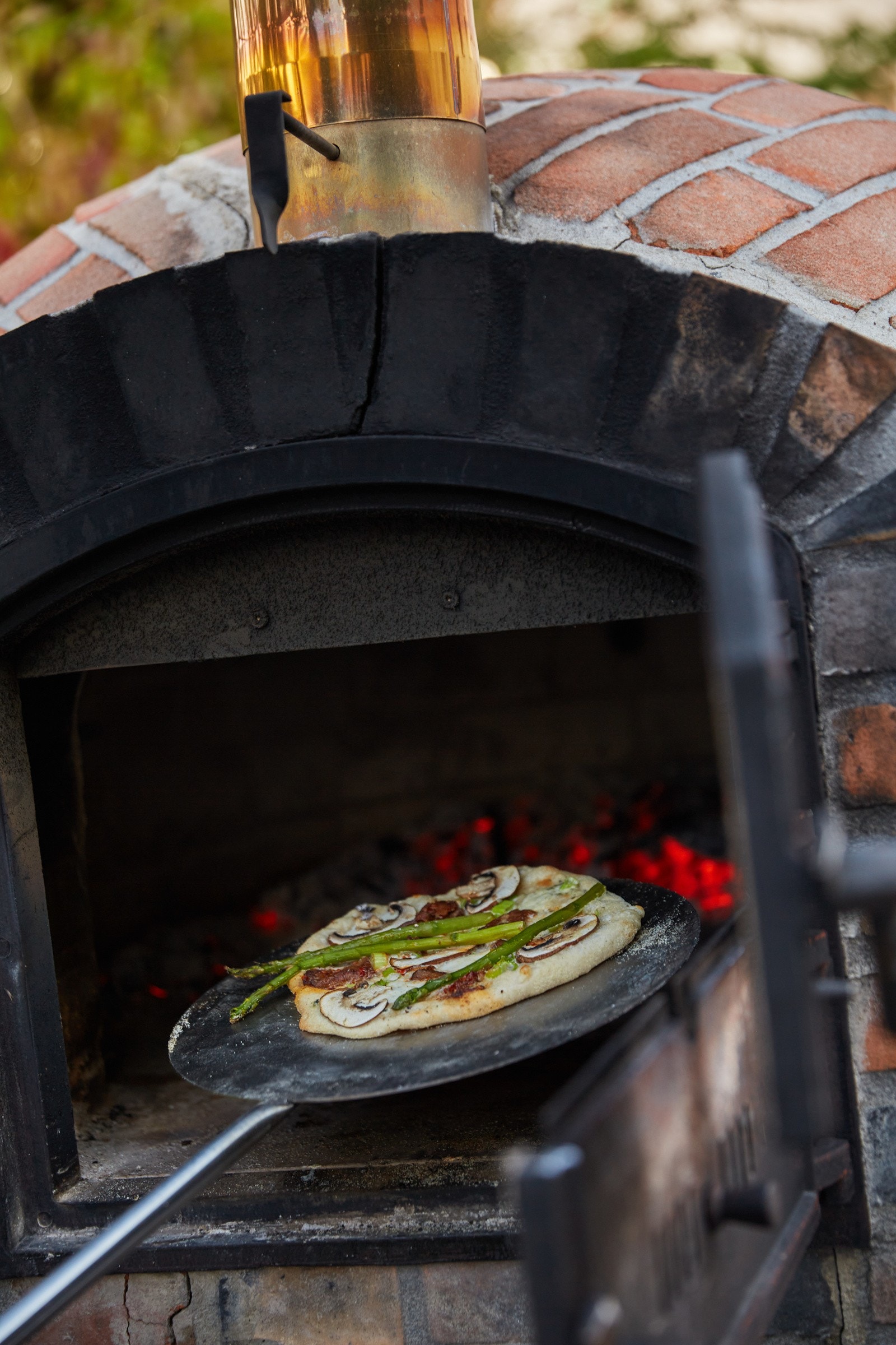 Fellesskapet har egen pizzaovn til fri rådighet. I tillegg kan du steke brød på ettervarmen, eller langtidssteke lammelår eller stek. Galleribilde