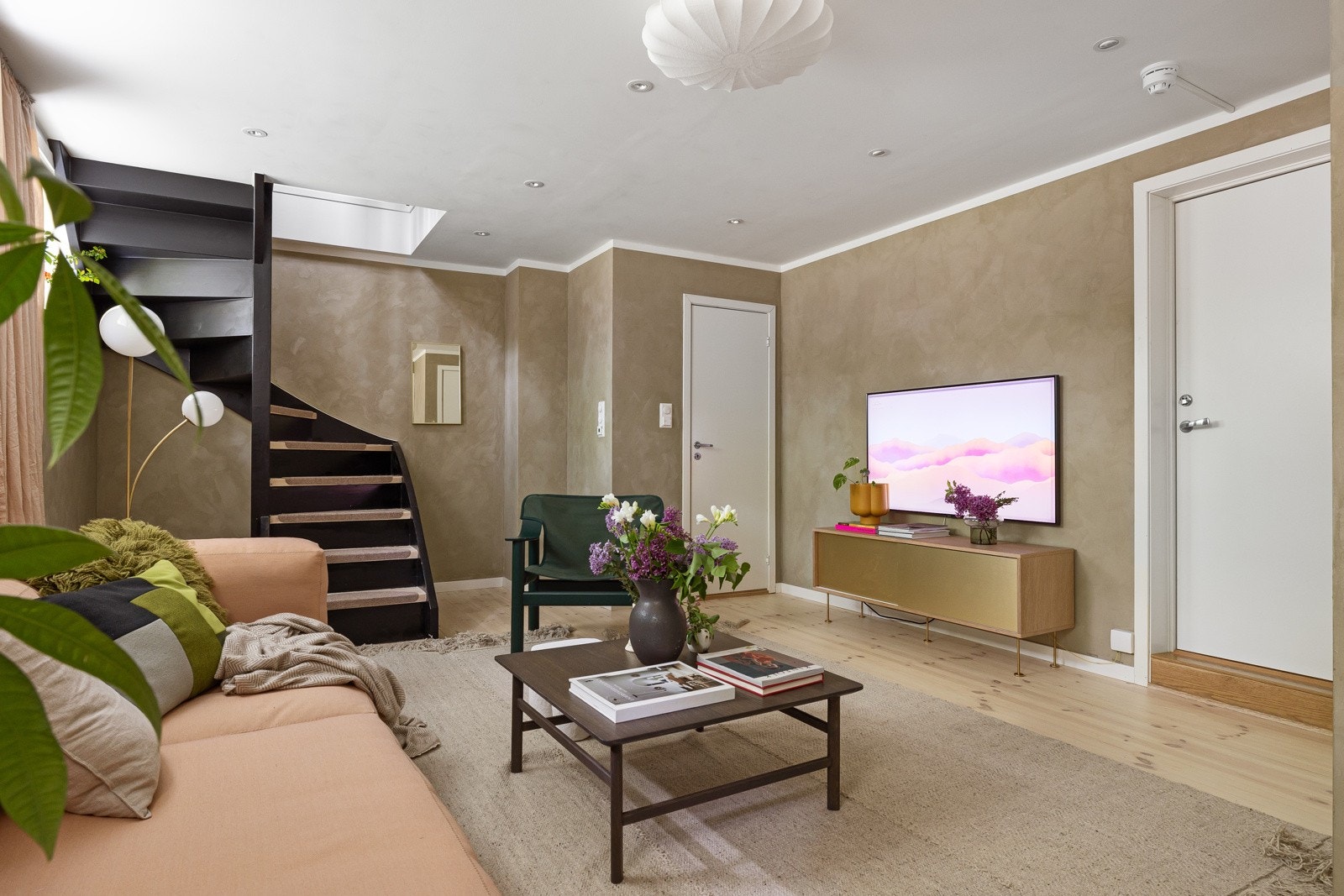 I underetasjen er det innredet med romslig og lun kjellerstue med plass til sittegruppe og tilhørende tv-møblement. Det er behagelig gulvvarme i hele underetasjen. Galleribilde