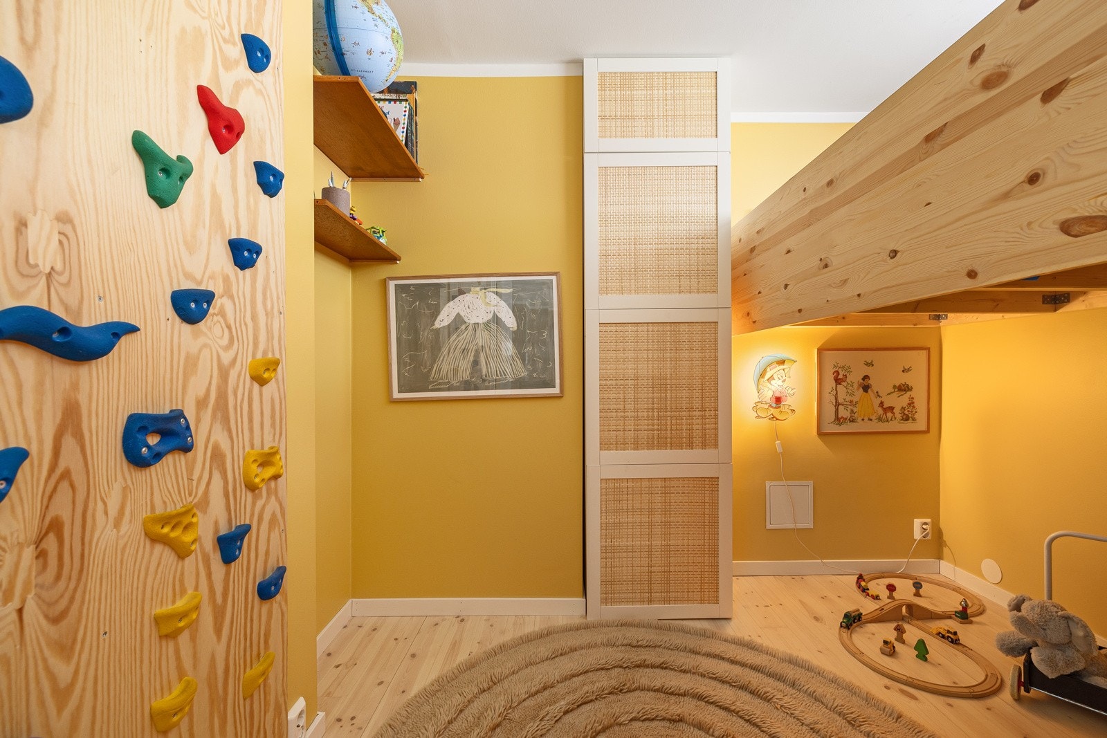 Soverommet benyttes i dag som et barnerom, men størrelsen åpner opp for ulike bruks- og møbleringsmuligheter. Galleribilde