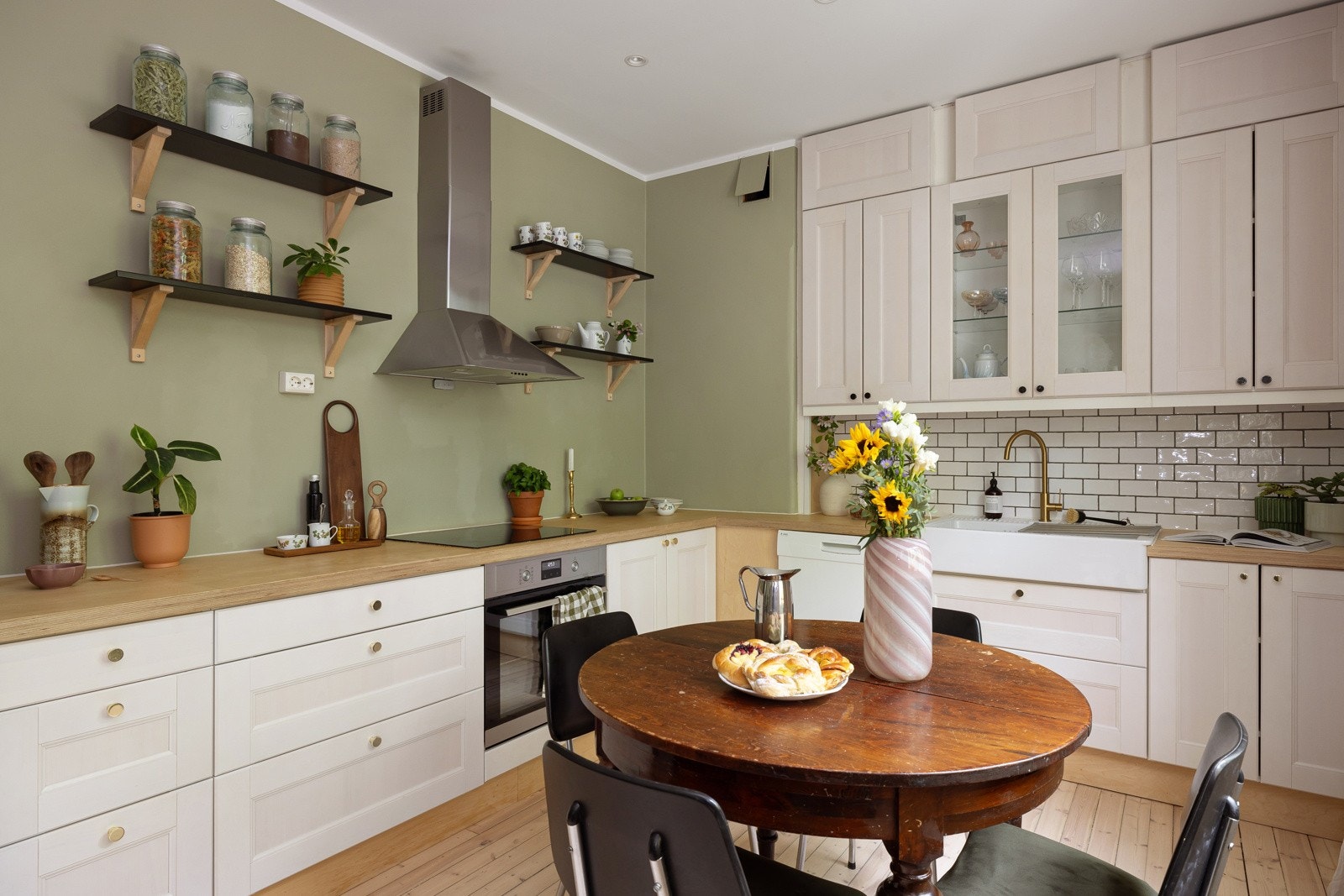 Veldig innbydende kjøkken med åpen løsning mot en hyggelig liten stue. Kjøkkenet fra 2012 har tidløs innredning. Galleribilde