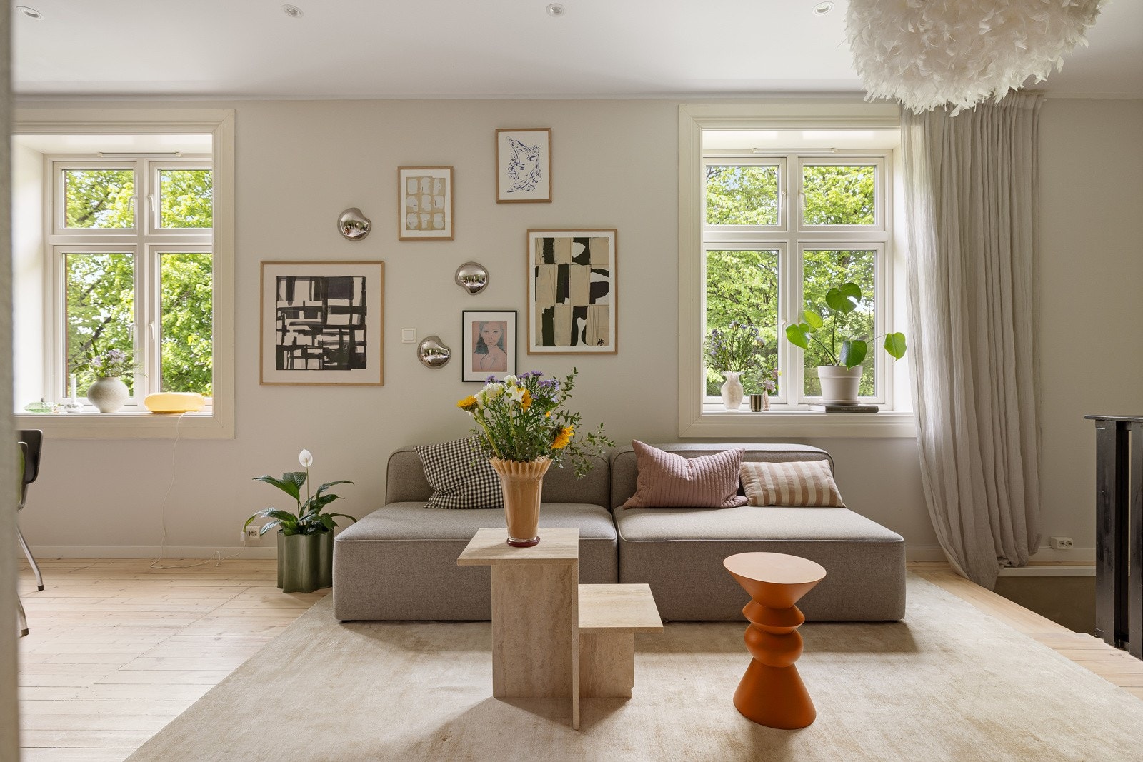 Dette er en stor, lys og skikkelig fin 3-roms leilighet over 2 plan som har blitt bygget ut og pusset opp mellom 2012-2015. Galleribilde