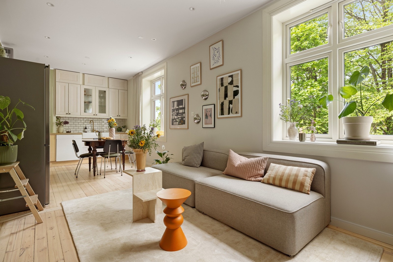 I tilknytning til kjøkkenet er en liten stue med plass til sofa og den sjarmerende vedovn i hjørnet. Området benyttes i dag som en ekstra stue i tillegg til den som ligger i underetasjen. Galleribilde