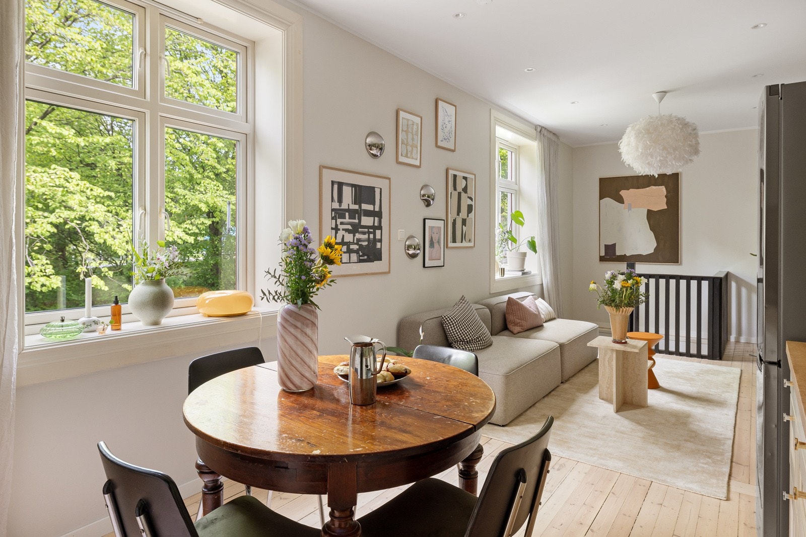 Det er fint med plass til både sittegruppe og spiseplass i 1. etasje. Galleribilde