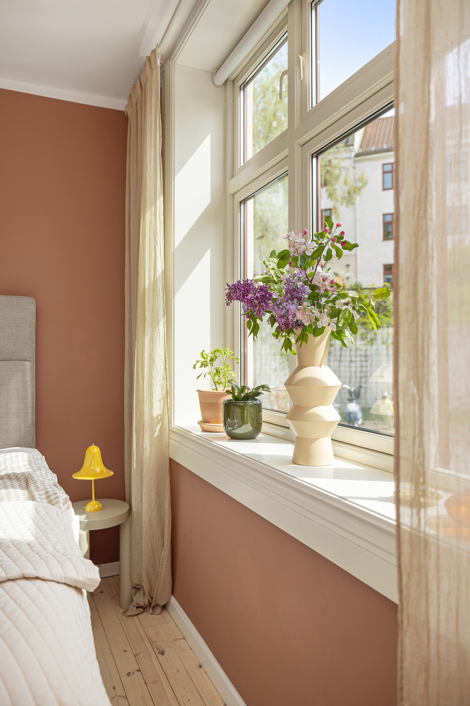 Soverommet vender inn mot idyllisk gårdsrom. Galleribilde