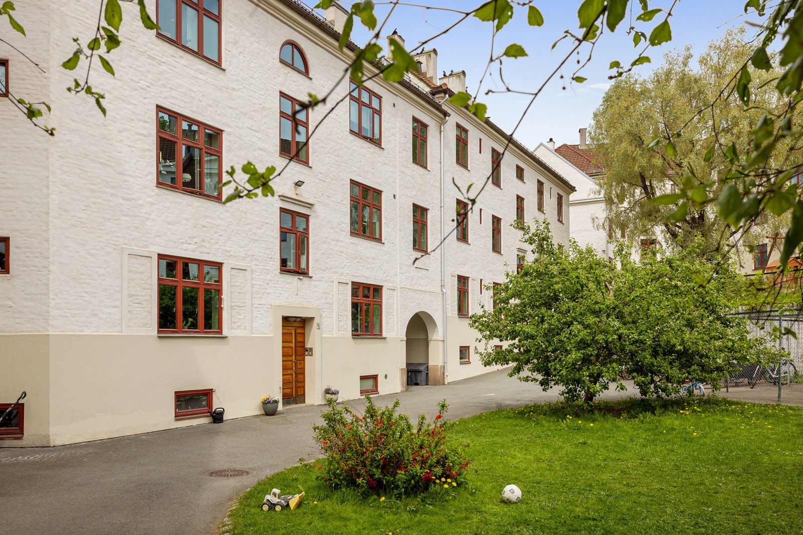 Leiligheten disponerer i tillegg 3 boder med ekstra oppbevaringsplass. Galleribilde