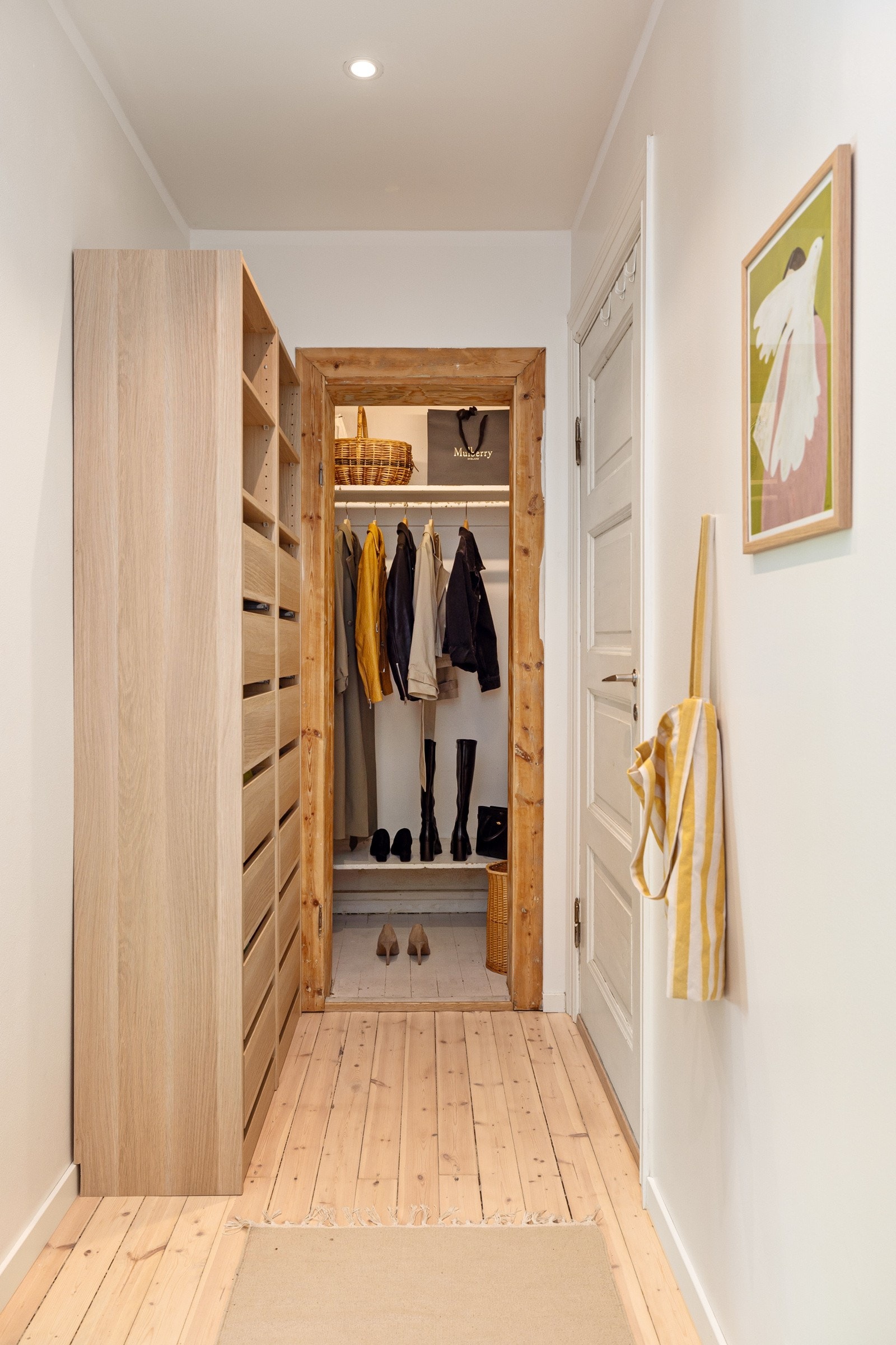 I entreen i 1. etasje er det plass for sko og yttertøy i smarte løsninger. Det innbygde kottet gir ytterligere lagringsplass for alt man behøver i det daglige. Galleribilde