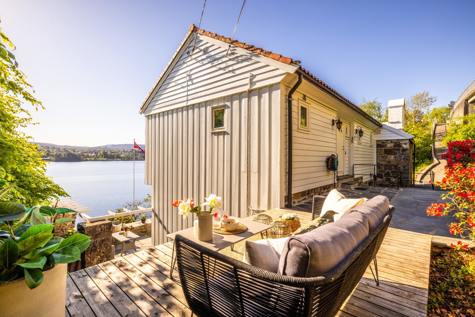 På baksiden av boligen er det stor terrasse Galleribilde