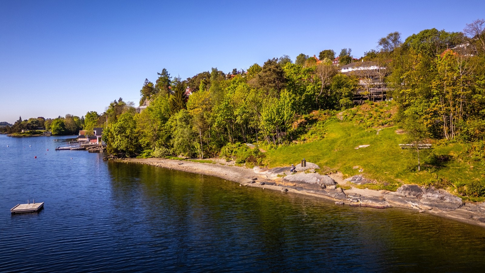 Like bortenfor eiendommen er det fin badestrand Galleribilde
