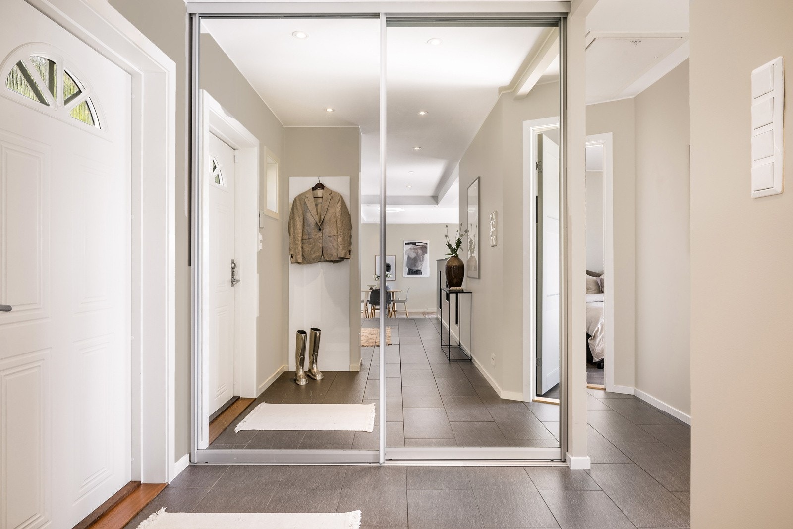 Entréen i andreetasje har stor skyvedørsgarderobe med god plass til yttertøy og sko Galleribilde