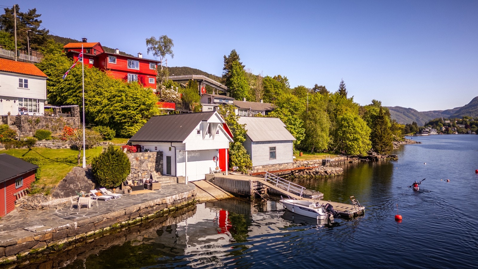 Med båt i hagen og kajakk i naustet får du umiddelbar tilgang til alt sjøen kan by på Galleribilde