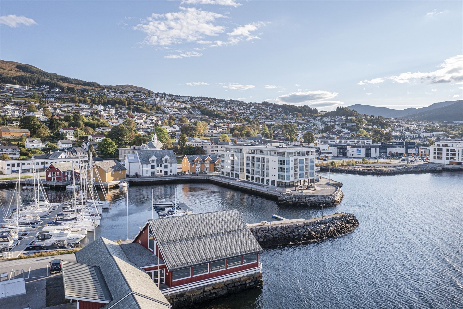 Leiligheten har en meget fin beliggenhet på Geileneset i sentrum av Ulsteinvik Galleribilde