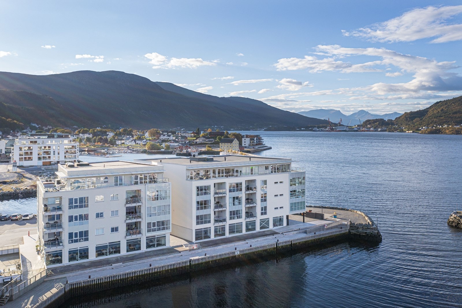 Leiligheten har en meget fin beliggenhet på Geileneset i sentrum av Ulsteinvik Galleribilde