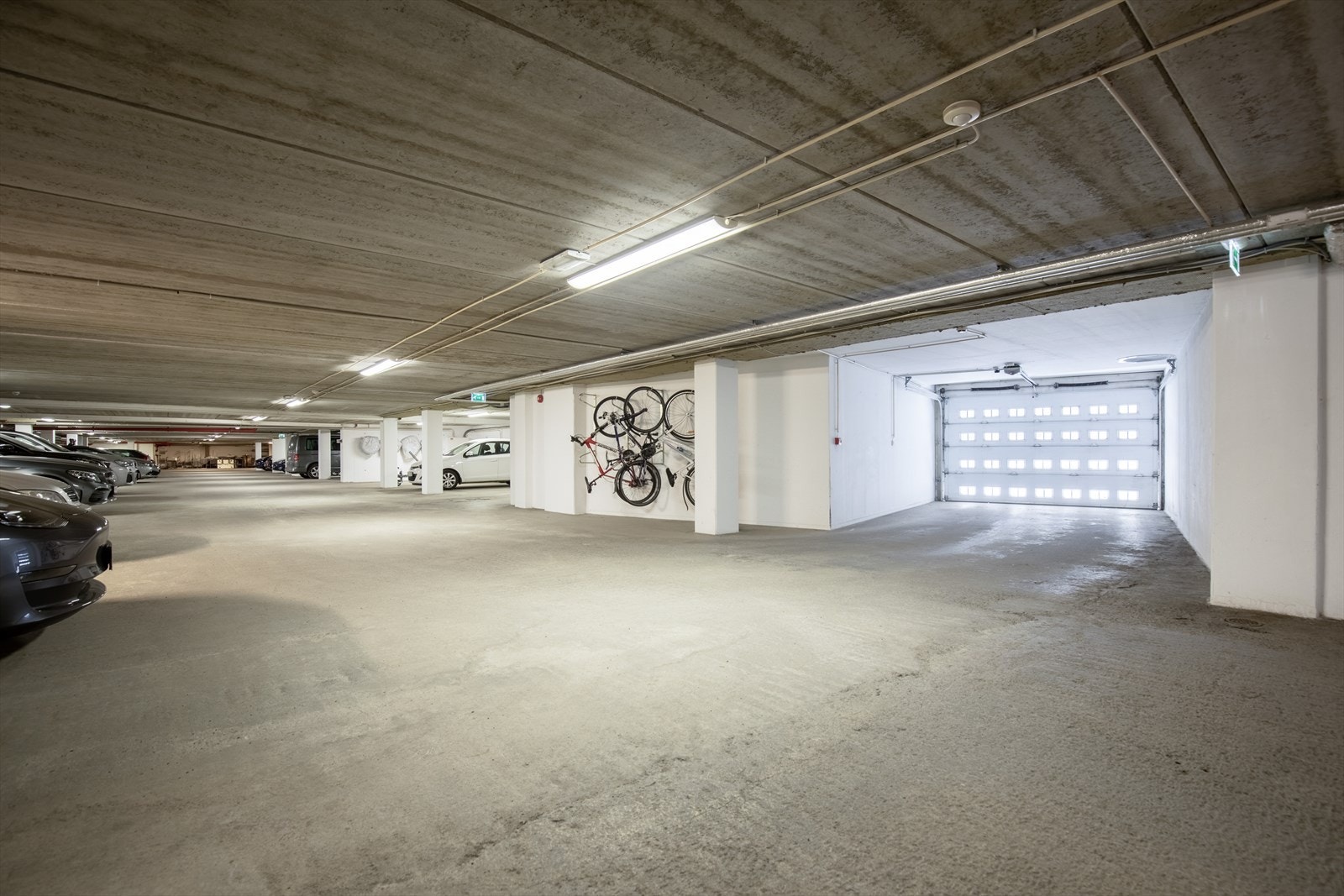 Felles garasjeanlegg i underetasjen | leiligheten har 2 parkeringsplasser her, den ene med elbil-lader montert Galleribilde