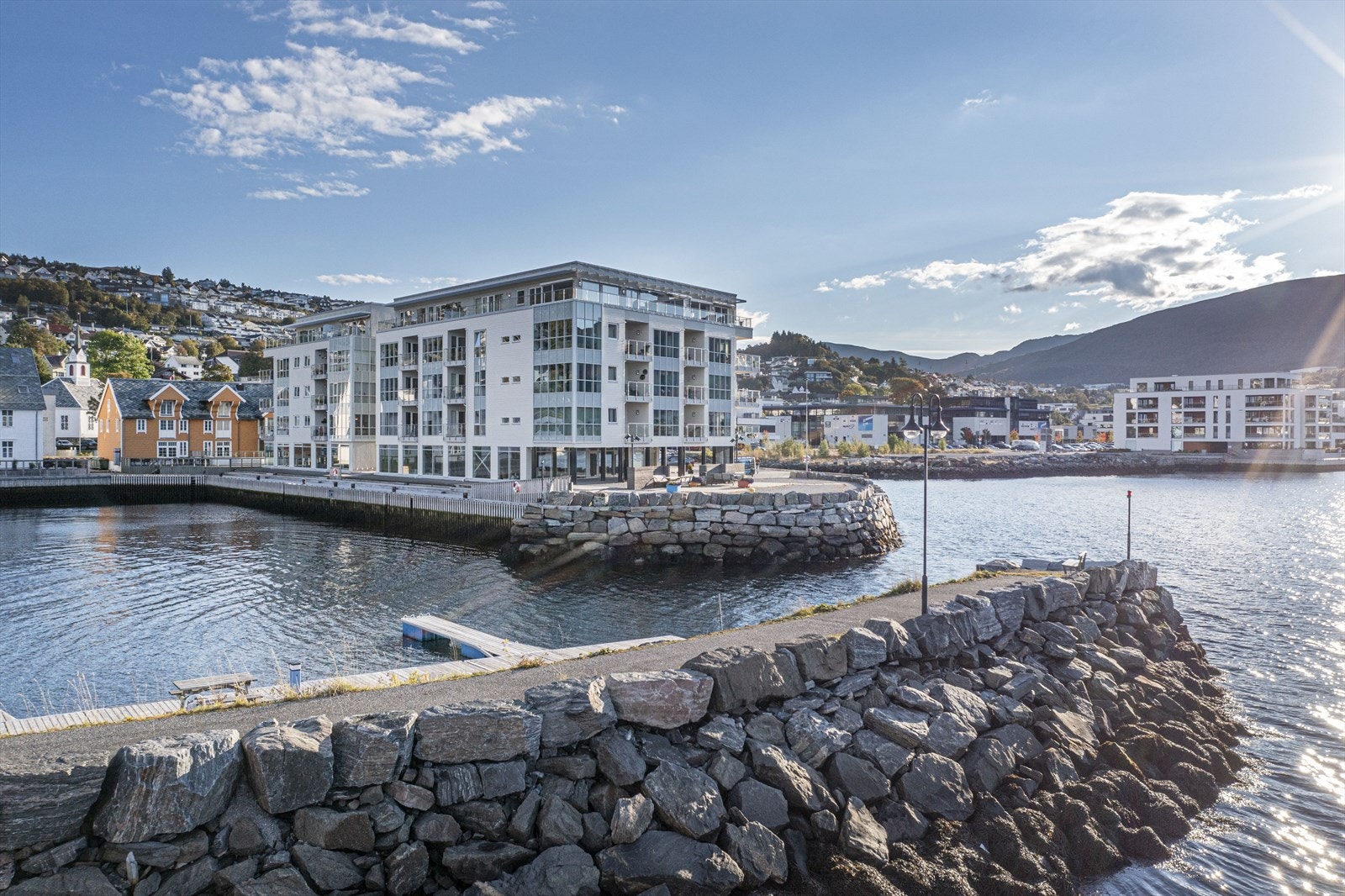 Fra leiligheten er det gangavstand til Ulsteinvik sentrum med alle dets sentrumsfasiliteter Galleribilde