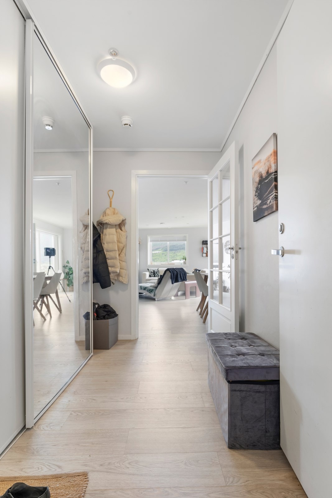 Entré/gang mot stue | stor og praktisk skyvedørsgarderobe er montert her Galleribilde