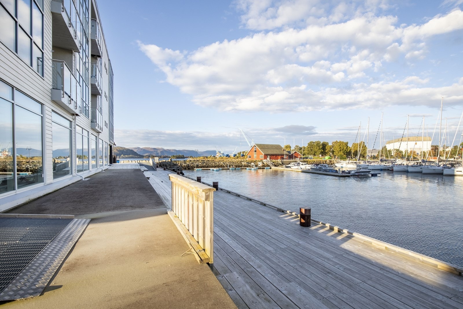 Leiligheten har en meget fin beliggenhet på Geileneset i sentrum av Ulsteinvik Galleribilde