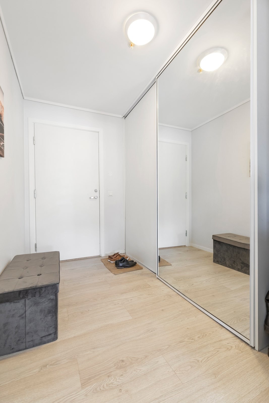 Entré/gang mot stue | stor og praktisk skyvedørsgarderobe er montert her Galleribilde