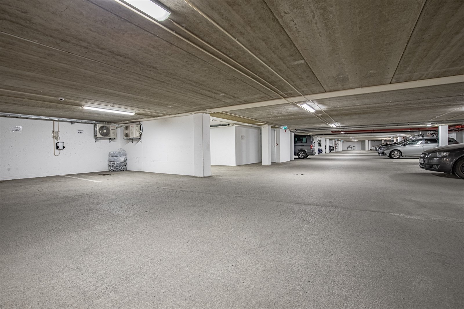 Felles garasjeanlegg i underetasjen | leiligheten har 2 parkeringsplasser her, den ene med elbil-lader montert Galleribilde
