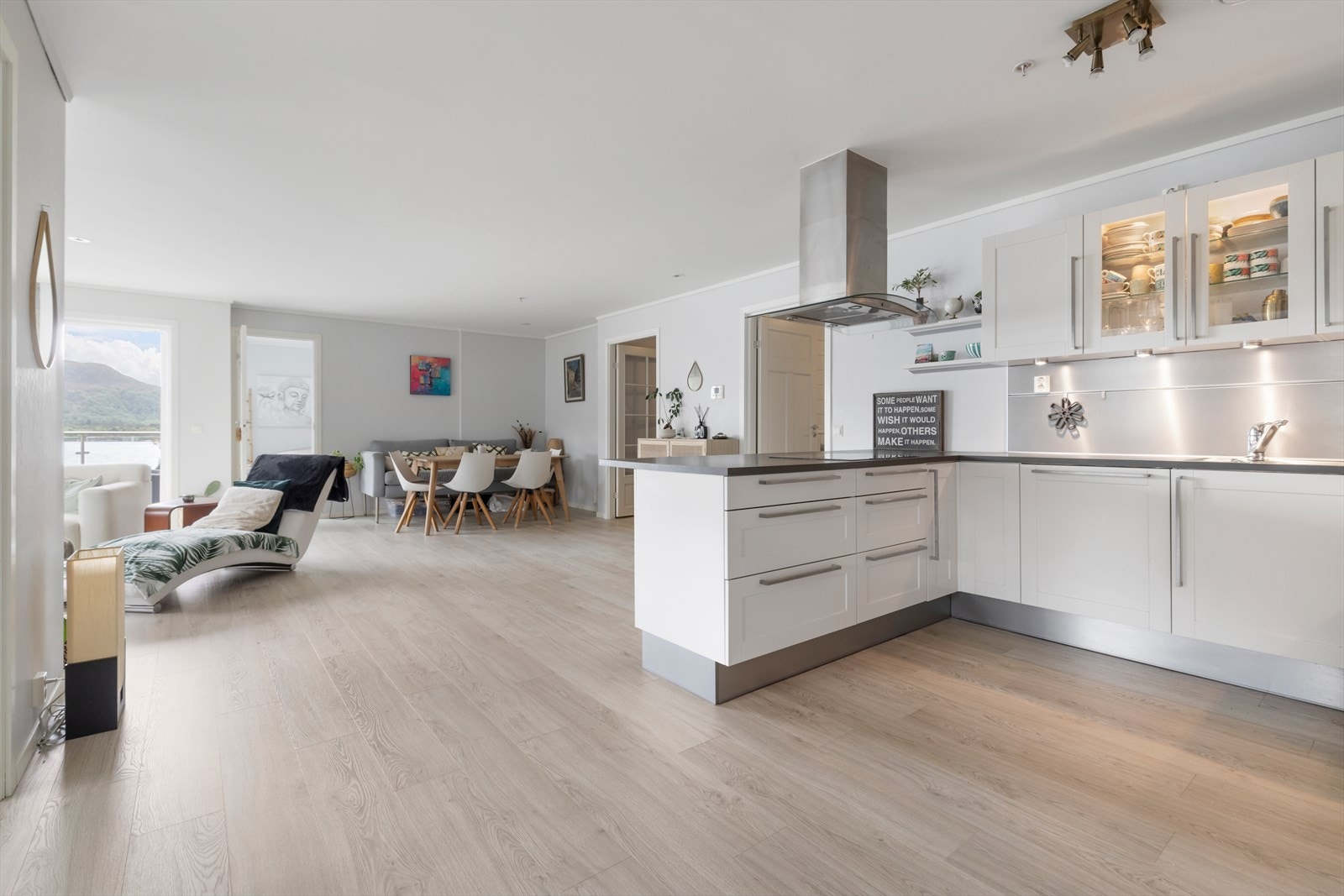 Kjøkken som åpen løsning mot stua | del av stua er avdelt med lettvegg og innredet som ekstra soverom | tiltaket er ikke omsøkt og fremgår ikke av byggegodkjente tegninger Galleribilde