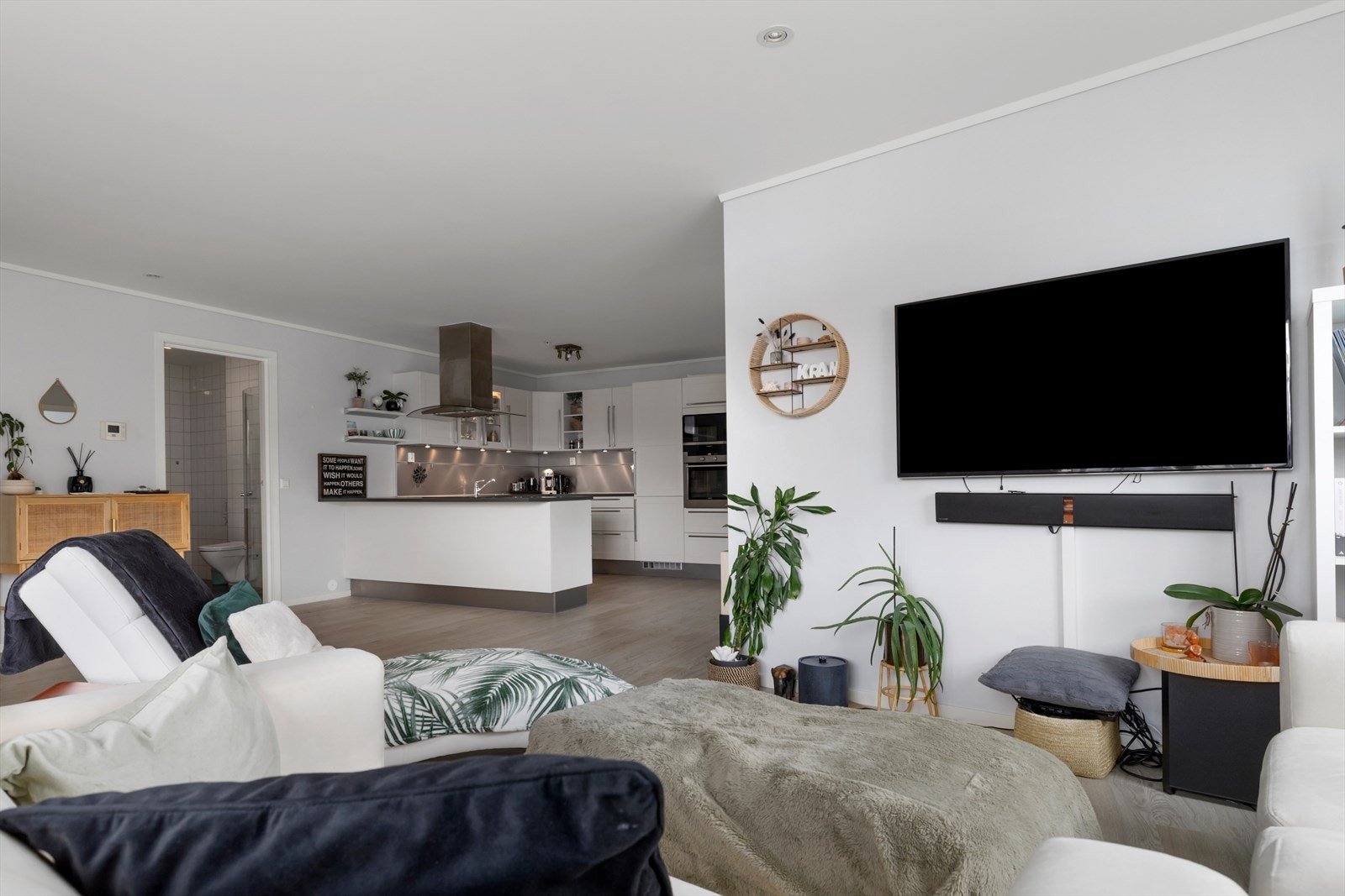 Velkommen til Sjøgata 56 og denne romslige toppleiligheten | 4 soverom | 2 bad | 2 parkeringsplasser i felles garasjeanlegg Galleribilde