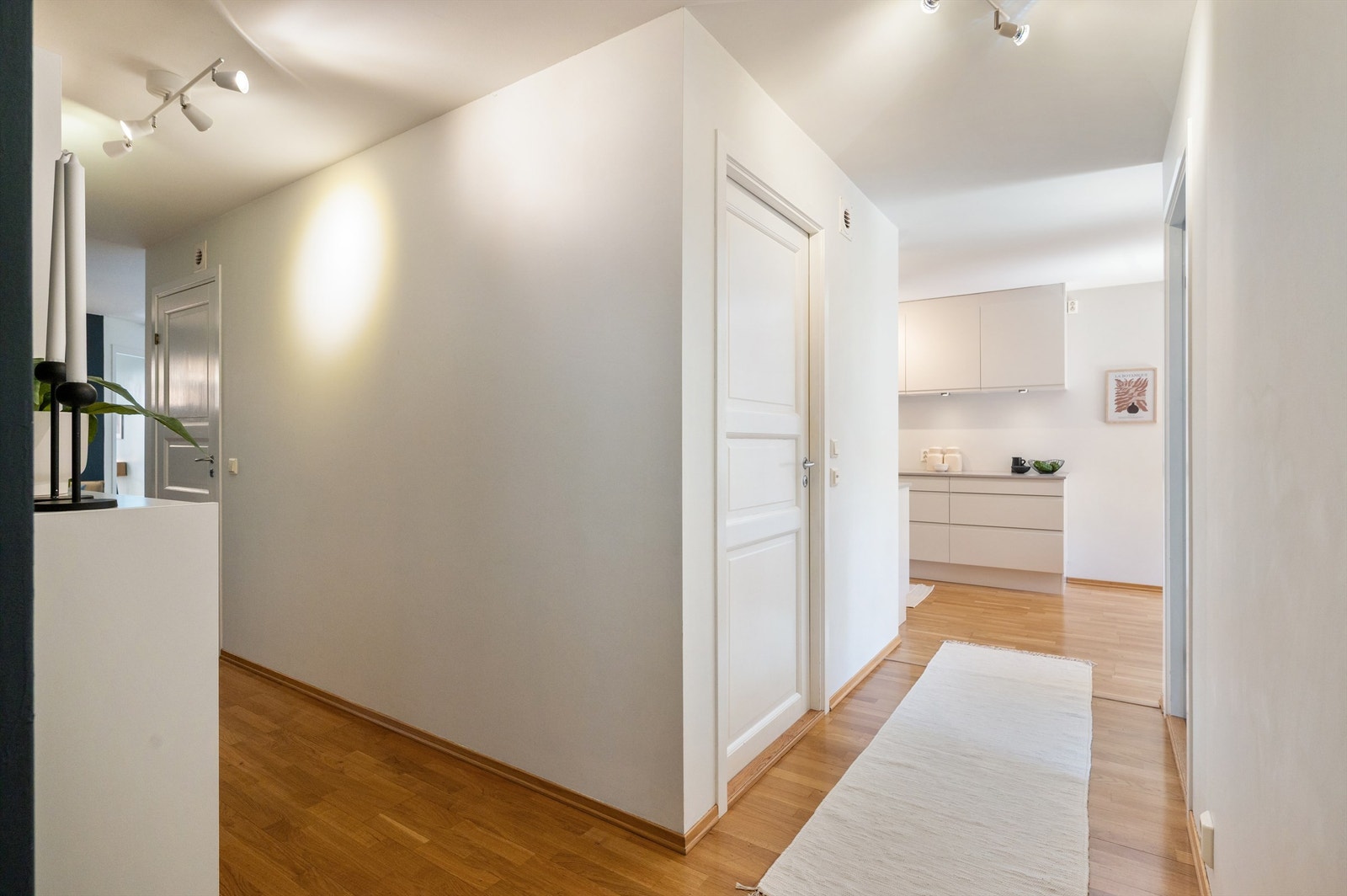 Fin gang som fungerer som et effektivt bindeledd i boligen og gir umiddelbar tilgang til rommene. Planløsningen er godt utnyttet og gir deg en funksjonell hverdag, der rommene flyter naturlig over i hverandre. Galleribilde