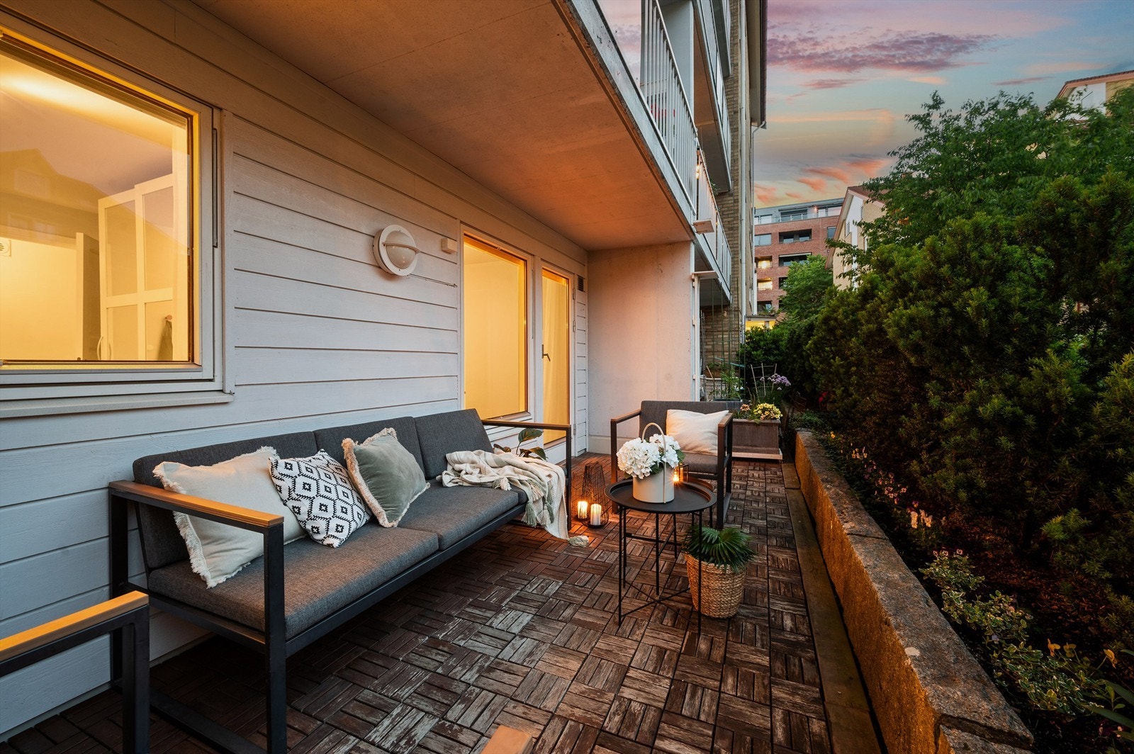 Uansett om du foretrekker late dager med en bok i solen eller lange måltider i godt selskap, gir markterrassen deg friheten til å skape din egen grønne oase midt i det urbane. Galleribilde