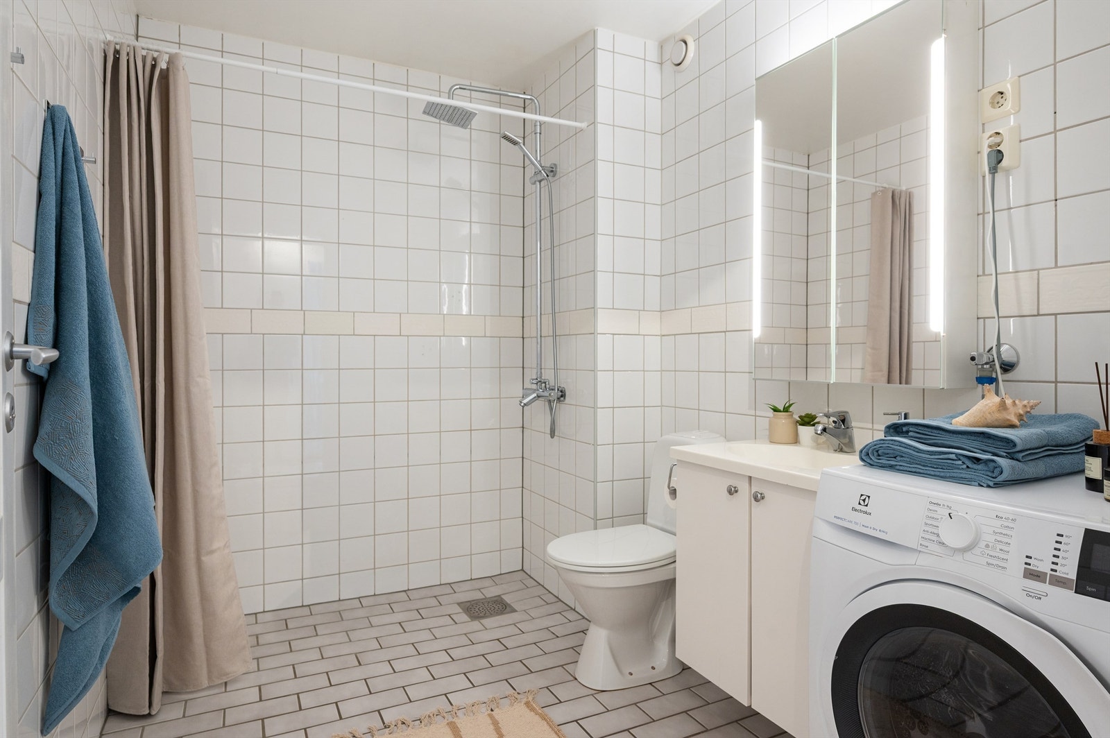 Boligens bad er klassisk flislagt på gulv og vegger med varme i gulvet. Galleribilde