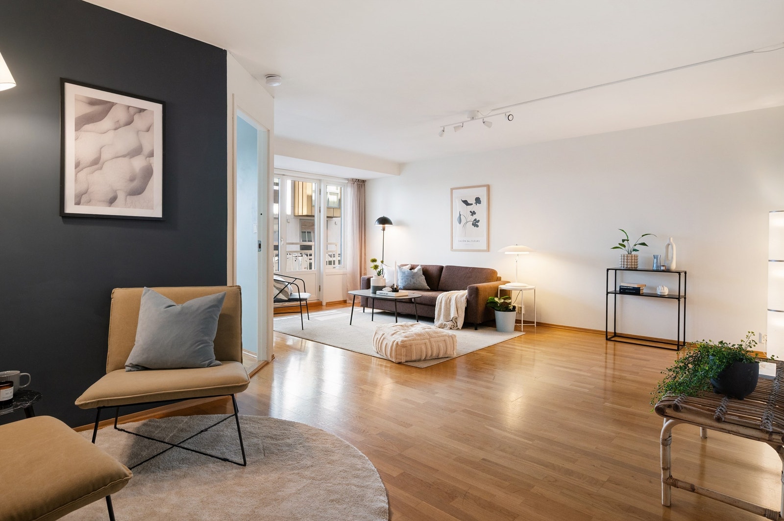 De store vindusflatene slipper inn rikelig med lys og skaper en lys og luftig atmosfære i boligen Galleribilde