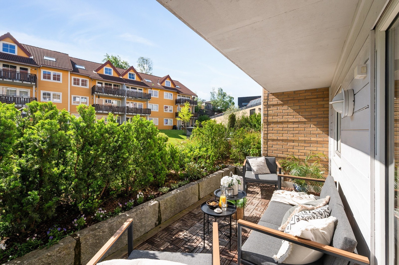 Velkommen ut i sola! Her er det god plass til å innrede med en romslig sittegruppe der årets varme dager kan nytes. Markterrassen er på ca. 13 kvm. Galleribilde