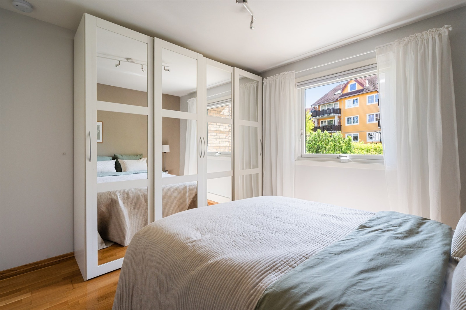 Soverommet oppleves lyst og luftig med en god romfølelse. Det er også god oppbevaringsplass i et romslig garderobeskap Galleribilde
