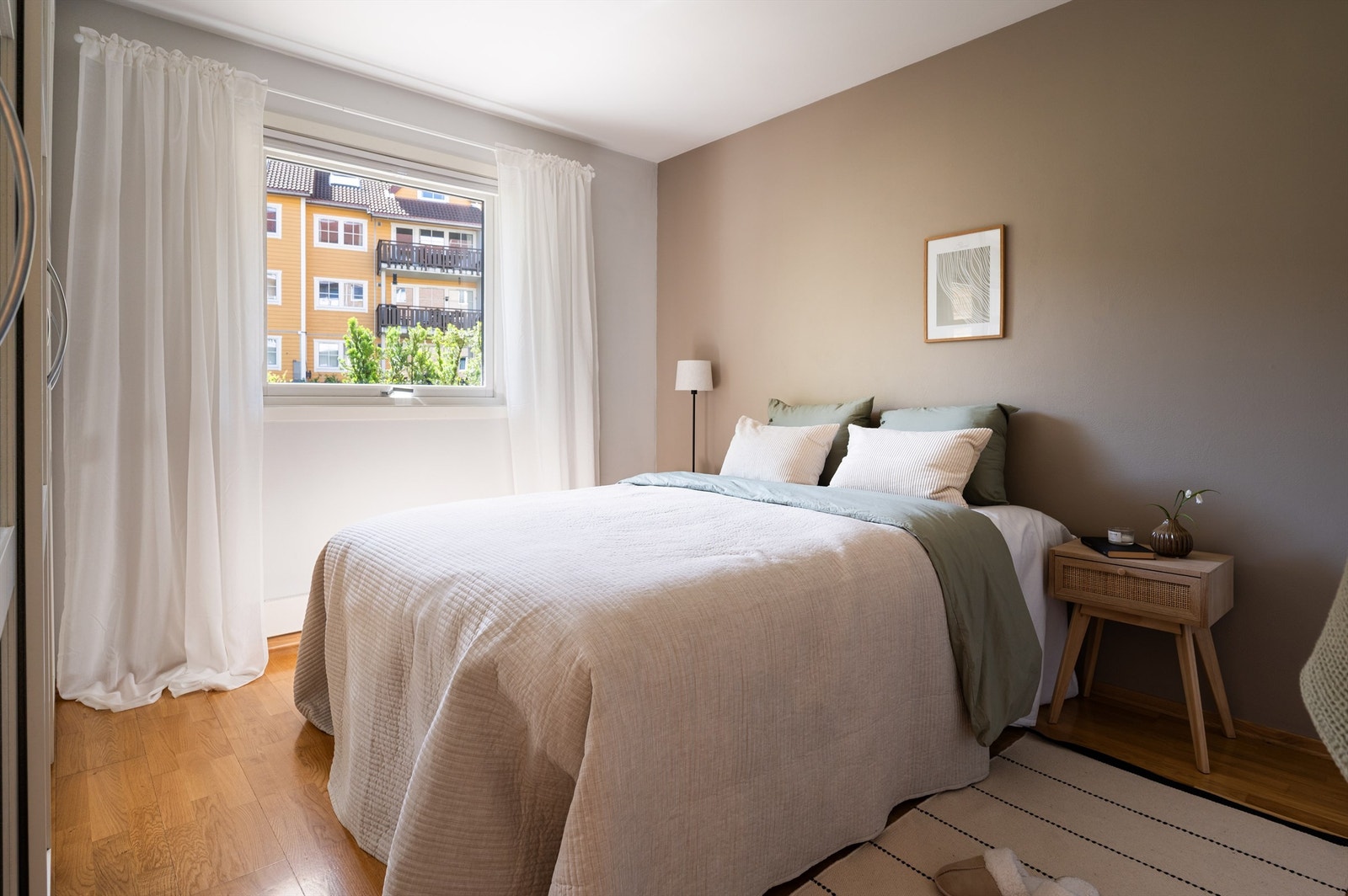 Hovedsoverommet er av god størrelse med plass til dobbeltseng, tilhørende nattbord og kommode. Galleribilde