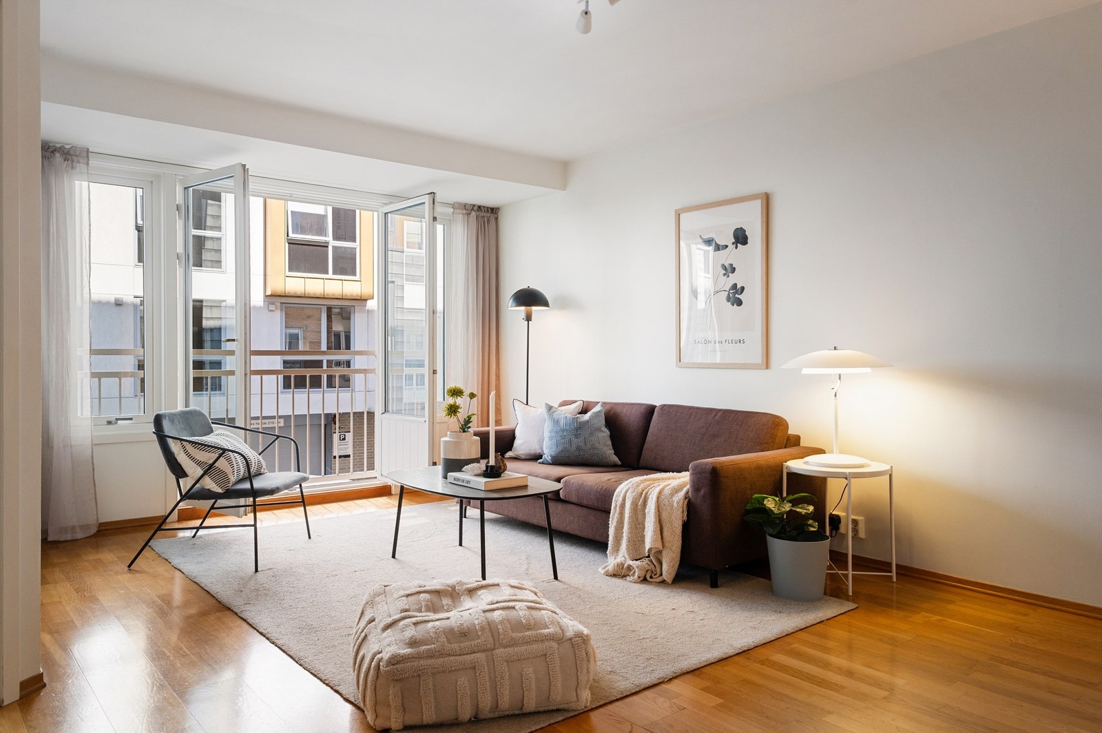 En meget attraktiv 4-roms med fantastisk markterrasse beliggende på populære Rodeløkka/Grünerløkka. Dette er et svært ettertraktet nabolag, perfekt for deg som ønsker nærhet til alt du trenger. Galleribilde